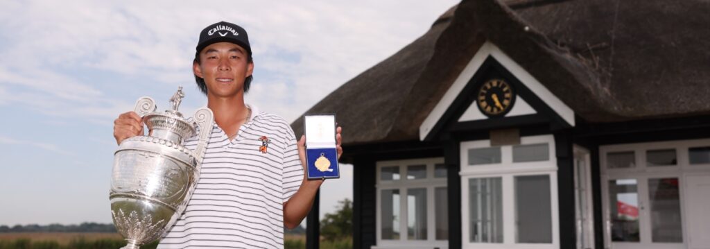 Ethan Fang alza el trofeo y la medalla de campeón de The Amateur Championship.