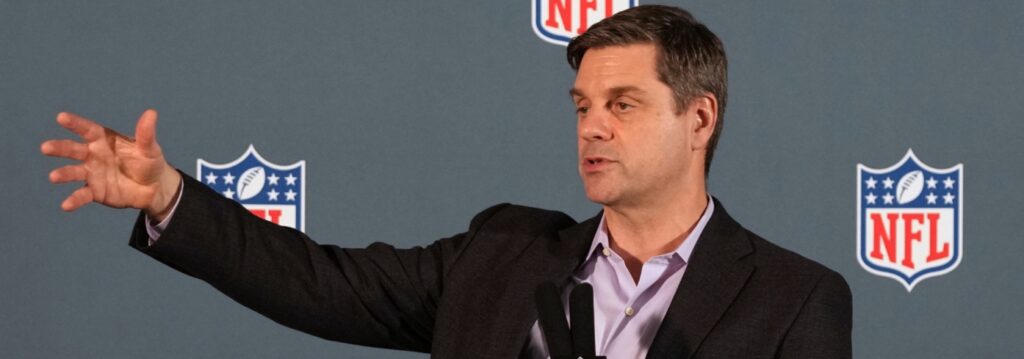 Fotografía de archivo de Brian Rolapp con el logo de la NFL