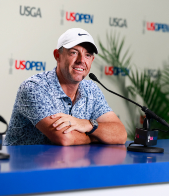 Rory McIlroy comparece ante la prensa en el Abierto de Golf de los Estados Unidos