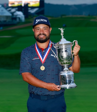 J. J. Spaun posa con el trofeo del U.S. Open 2025