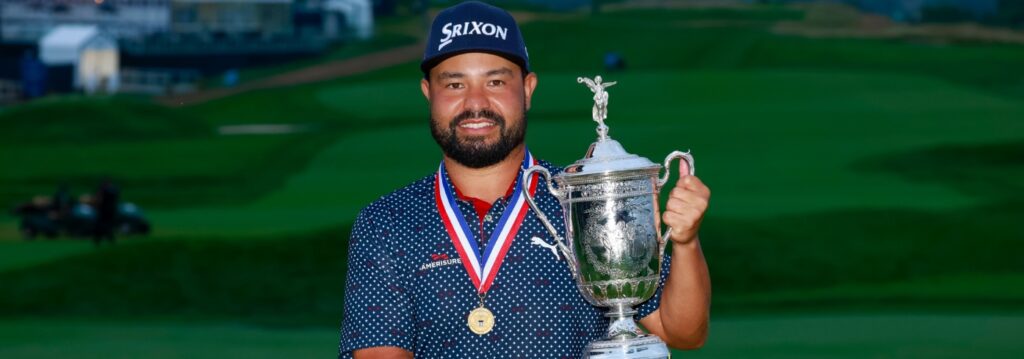 J. J. Spaun posa con el trofeo del U.S. Open 2025