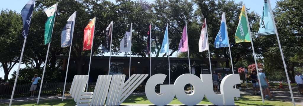 Logo de Liv Golf con banderas