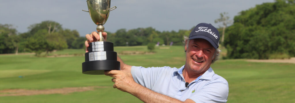 Juan Alejandro Ángel levanta el trofeo de la Gira Nacional Sénior