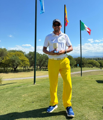 Ari López levanta el trofeo del segundo lugar en el RAGA 2025 en Córdoba.